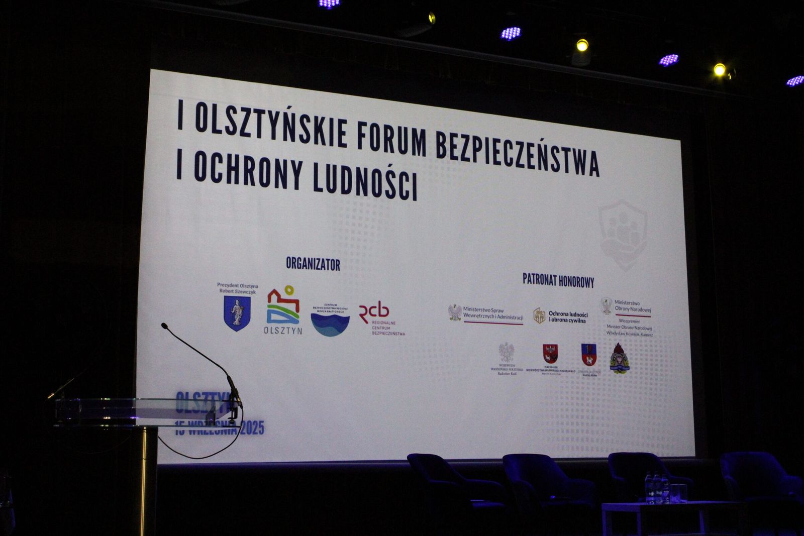 Ekran na scenie z nazwą Forum i znakami organizatorów.