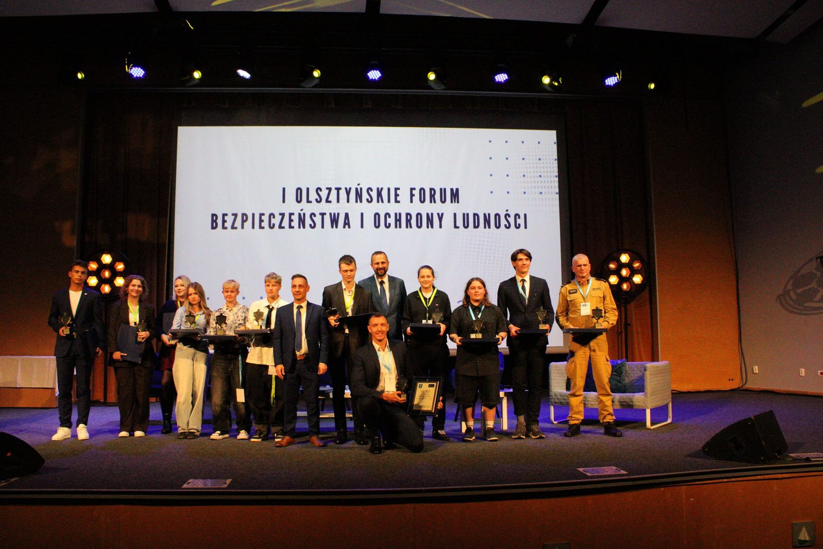 Laureaci nagrody „Lider Bezpieczeństwa” ze statuetkami na scenie Forum.